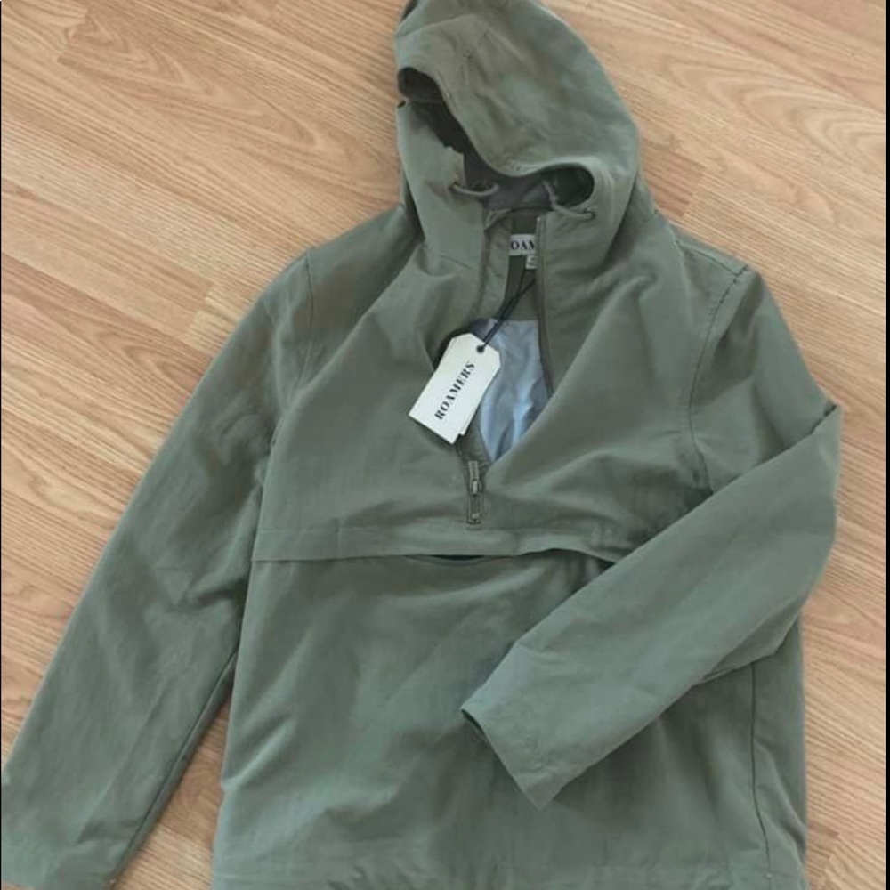 Roamers Brand insulated wind breaker pull over.